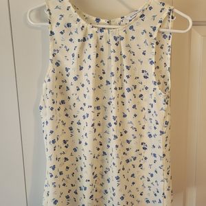 41 Hawthorn size small blouse. White and blue floral